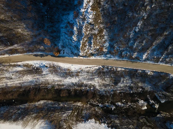 Uitzicht Drone Vanuit Lucht Weg Door Heuvel Berg Winterdag Bedekt — Stockfoto