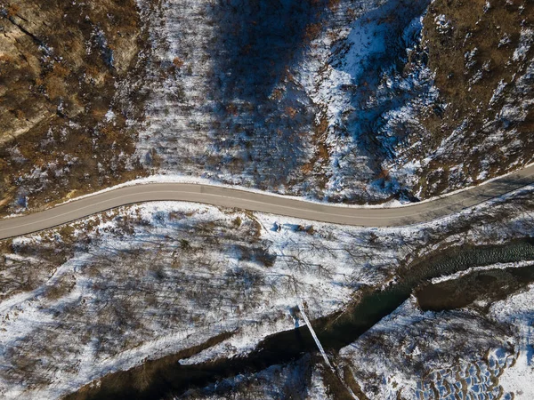 Uitzicht Drone Vanuit Lucht Weg Door Heuvel Berg Winterdag Bedekt — Stockfoto