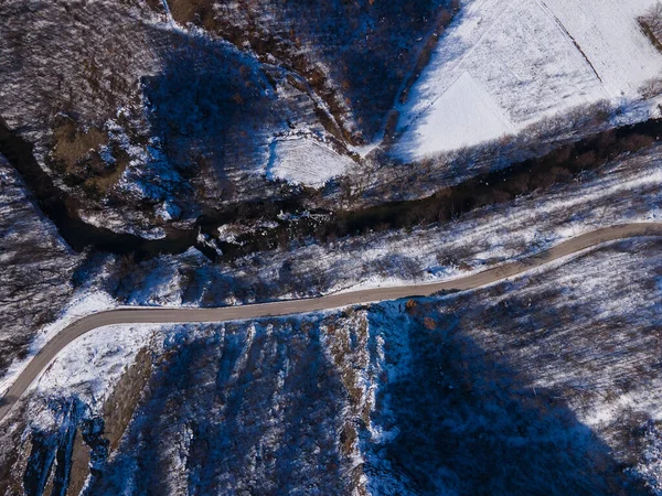 Widok Lotu Ptaka Drogę Przez Wzgórze Góry Zimowy Dzień Pokryte — Zdjęcie stockowe