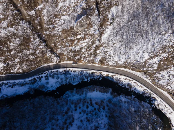 Luchtfoto Drone Uitzicht Weg Door Heuvel Berg Winter Dag Bedekt — Stockfoto