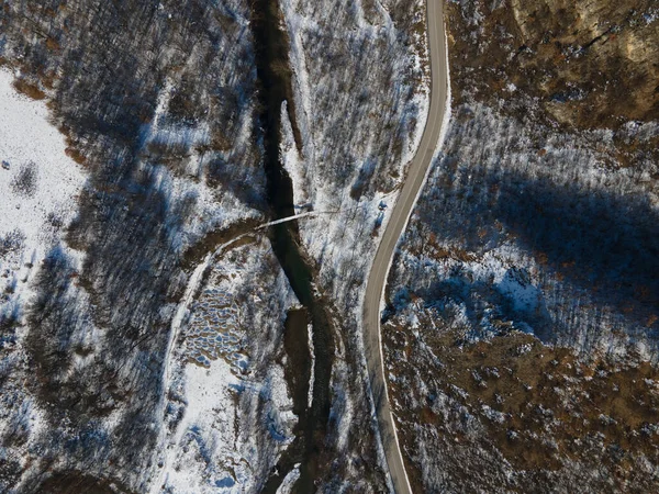 Luchtfoto Drone Uitzicht Weg Door Heuvel Berg Winter Dag Bedekt — Stockfoto