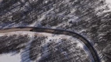 Kış günü kar altında araba yolculuğu dağ sıralarında hava manzaralı yolda eski dağ stara planina babin zub üstte