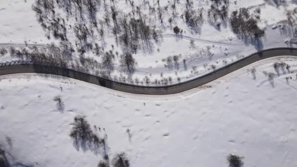 Conducción Coche Nieve Día Invierno Carretera Cordillera Vista Aérea Vieja — Vídeos de Stock