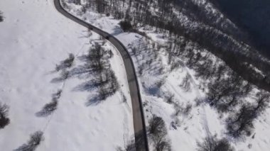Kış günü kar altında araba yolculuğu dağ sıralarında hava aracı manzaralı eski dağ stara planina babin zub 