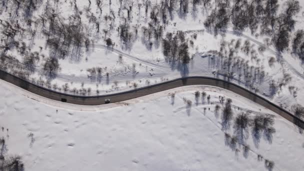 Carro Unidade Neve Dia Inverno Estrada Montanha Vista Aérea Velha — Vídeo de Stock