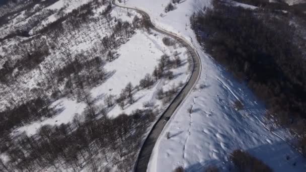 Car Drive Snow Winter Day Road Mountain Range Εναέρια Drone — Αρχείο Βίντεο