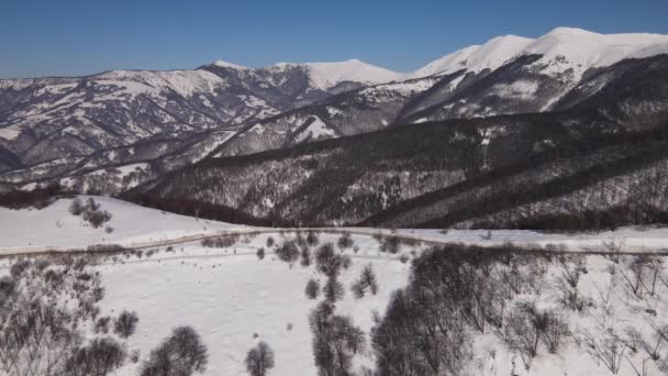 Car Drive Snow Winter Day Road Mountain Range Aerial Drone — Stock videók