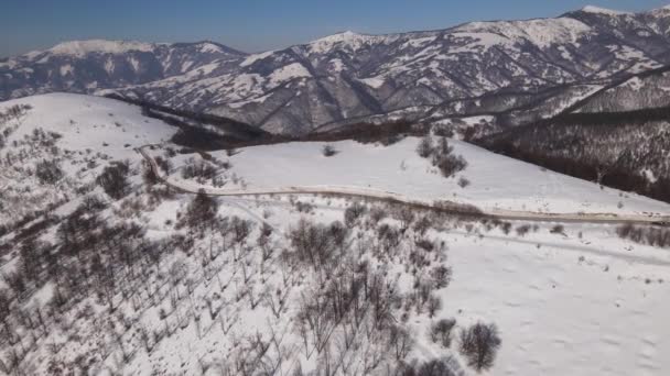 Auto Rijden Sneeuw Winterdag Weg Bergketen Luchtfoto Drone Uitzicht Oude — Stockvideo
