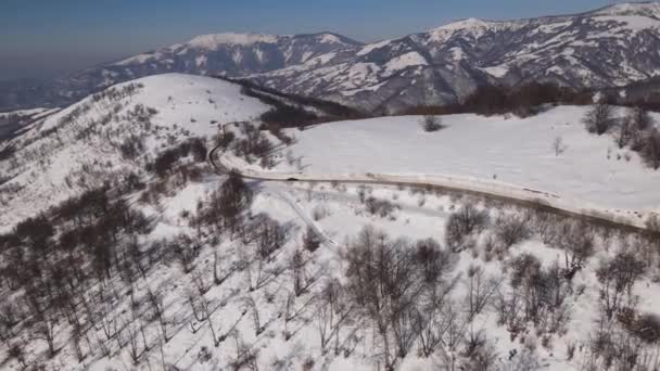 Car Drive Snow Winter Day Road Mountain Range Aerial Drone — Vídeo de Stock