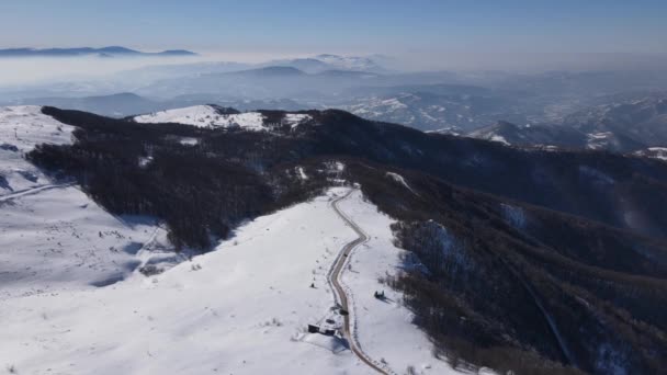 Coche Conducción Nieve Día Invierno Carretera Cordillera Aérea Vista Drone — Vídeos de Stock