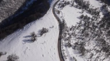 Kış günü kar altında araba yolculuğu dağ sıralarında hava aracı manzaralı eski dağ stara planina babin zub 