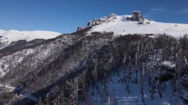 Eski Balkan Dağı Stara Planina Babin Zub turizm beldesi kış günü karlı ve boş yollarla kaplı