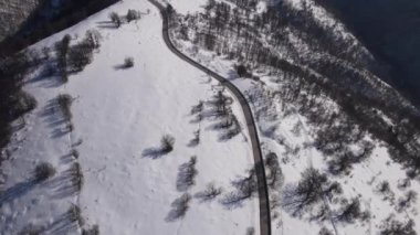 Eski Balkan Dağı Stara Planina Babin Zub turizm beldesi kış günü karlı ve boş yollarla kaplı