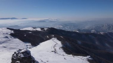 Eski Balkan Dağı Stara Planina Babin Zub turizm beldesi kış günü karlı ve boş yollarla kaplı