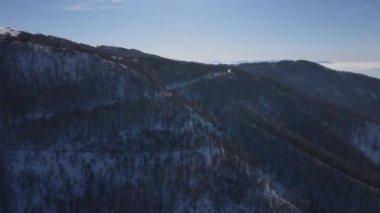 Eski Balkan Dağı Stara Planina Babin Zub turizm beldesi kış günü karlı ve boş yollarla kaplı
