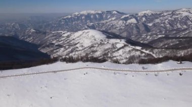 Eski Balkan Dağı Stara Planina Babin Zub turizm beldesi kış günü karlı ve boş yollarla kaplı