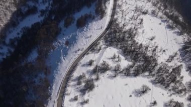 Eski Balkan Dağı Stara Planina Babin Zub turizm beldesi kış günü karlı ve boş yollarla kaplı