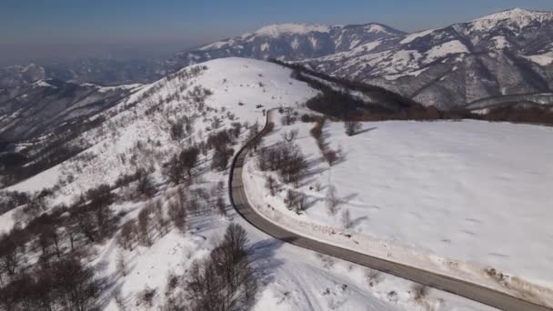 Autós Vezetés Hóban Téli Nap Úton Hegyvidéki Levegőben Drón Kilátás — Stock videók