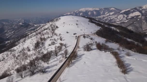 Coche Conducción Nieve Día Invierno Carretera Cordillera Aérea Vista Drone — Vídeos de Stock