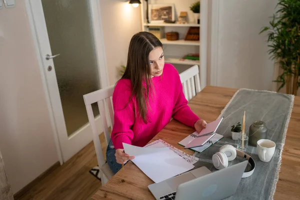 Bir Kadın Öğrenci Evde Ders Çalışırken Masada Oturuyor Dizüstü Bilgisayar — Stok fotoğraf