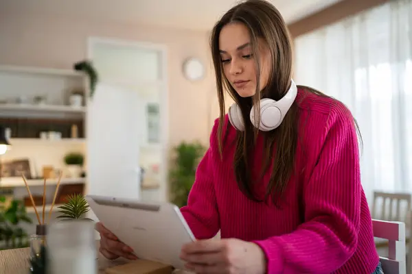 Kafkasyalı Bir Kadın Öğrenci Evde Dijital Tablet Kullanıyor — Stok fotoğraf
