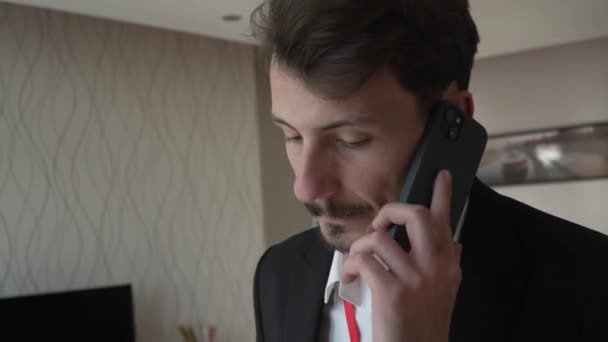 Ένας Άνδρας Ενήλικας Καυκάσιος Επιχειρηματίας Φορούν Κοστούμι Στο Δωμάτιο Του — Αρχείο Βίντεο