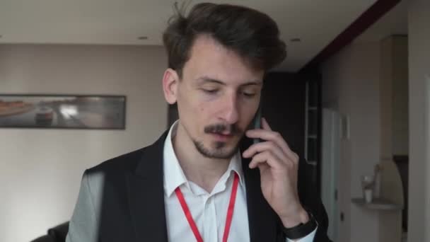 Jeden Muž Dospělý Kavkazský Podnikatel Nosit Oblek Hotelovém Pokoji Při — Stock video