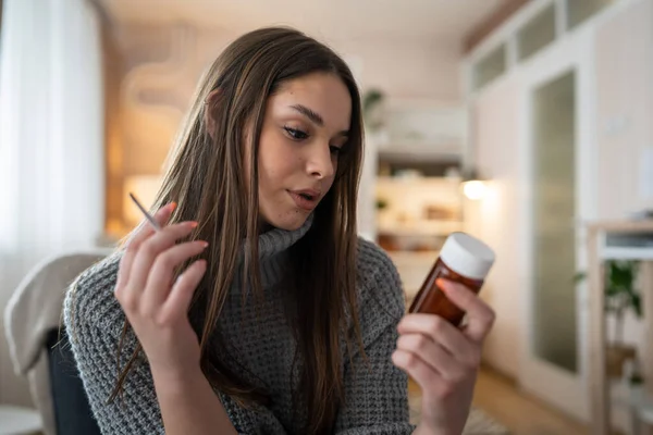 Kvinna Ung Kaukasisk Kvinna Hålla Medicin Droger Piller Tabletter Samtidigt — Stockfoto
