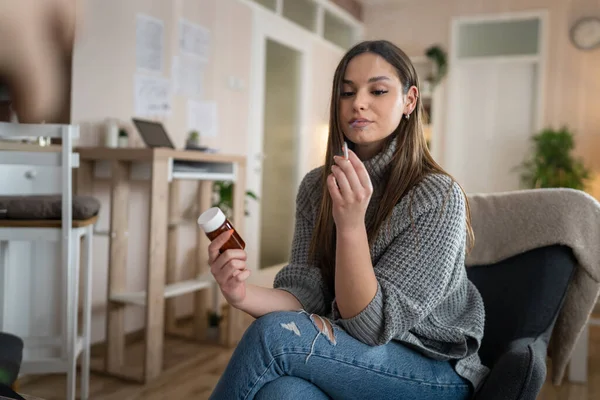 Kafkasyalı Genç Bir Kadın Evde Oturup Sigara Içerken Ilaç Haplarını — Stok fotoğraf