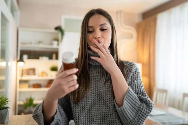 Kafkasyalı Genç Bir Kadın Evde Oturup Sigara Içerken Ilaç Haplarını — Stok fotoğraf