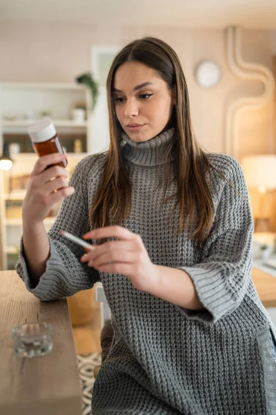 Una Mujer Joven Caucásica Hembra Mantenga Medicamentos Pastillas Tabletas Mientras — Foto de Stock