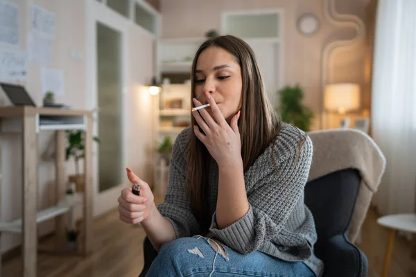 Una Mujer Caucásica Joven Humo Cigarrillo Casa Adicción Concepto — Foto de Stock