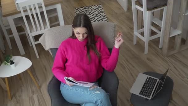 Μία Καυκάσια Γυναίκα Σπουδάζουν Στο Σπίτι Διαβάστε Και Προετοιμάσει Εξετάσεις — Αρχείο Βίντεο