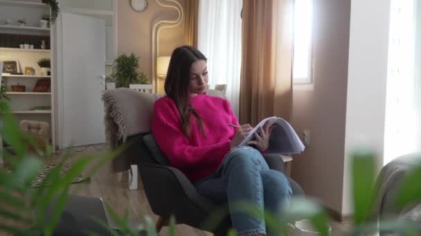 Μία Καυκάσια Γυναίκα Σπουδάζουν Στο Σπίτι Διαβάστε Και Προετοιμάσει Εξετάσεις — Αρχείο Βίντεο