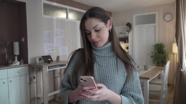Una Donna Caucasica Giovane Donna Seduta Casa Usa Smartphone Mobile — Video Stock
