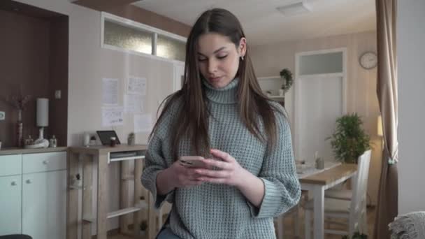 Uma Mulher Caucasiana Jovem Sexo Feminino Sentado Casa Usar Smartphone — Vídeo de Stock