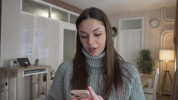 Uma Mulher Caucasiana Jovem Sexo Feminino Sentado Casa Usar Smartphone — Vídeo de Stock