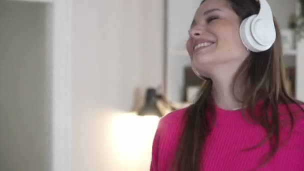 Una Mujer Joven Caucásica Adolescente Bailando Sola Casa Con Auriculares — Vídeo de stock