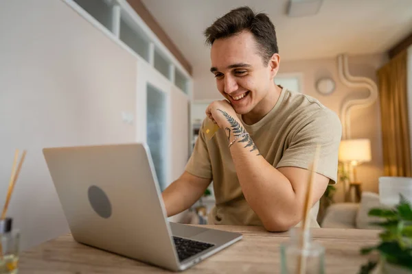 Jeden Mężczyzna Dorosły Biały Mężczyzna Siedzieć Domu Szczęśliwy Uśmiech Laptop — Zdjęcie stockowe