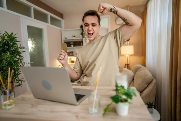 Yetişkin Beyaz Bir Erkek Evde Oturup Dizüstü Bilgisayara Mutlu Bir — Stok fotoğraf