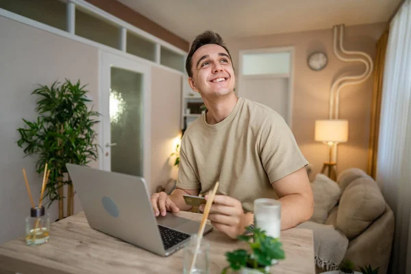 Hombre Adulto Caucásico Macho Sentarse Casa Feliz Sonrisa Ordenador Portátil — Foto de Stock