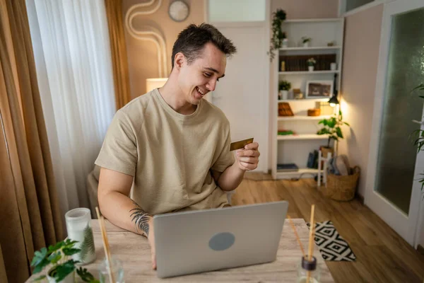 Yetişkin Beyaz Bir Erkek Evde Oturup Dizüstü Bilgisayara Mutlu Bir — Stok fotoğraf