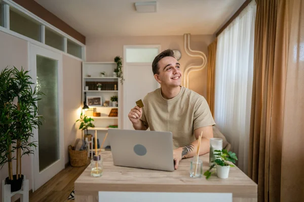 Hombre Adulto Caucásico Macho Sentarse Casa Feliz Sonrisa Ordenador Portátil — Foto de Stock