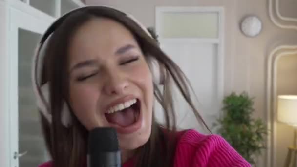 Jedna Kobieta Młoda Kaukaska Nastolatka Tańczy Sama Domu Słuchawkami Głowie — Wideo stockowe