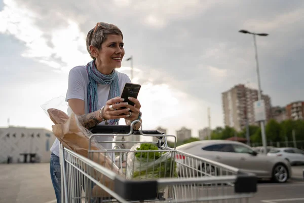 Una Mujer Madura Mujer Caucásica Caminando Estacionamiento Frente Supermercado Del —  Fotos de Stock