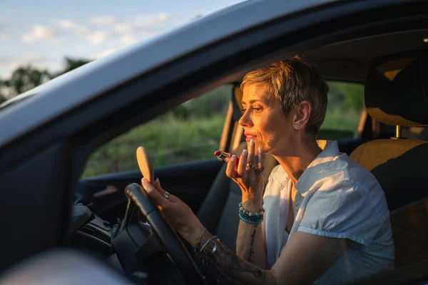 One Woman Mature Caucasian Female Businesswoman Sitting Car Putting Lipstick — 图库照片