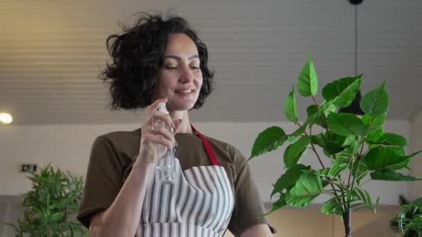 Yetişkin Bir Kadın Beyaz Kadın Bahçıvan Çiçekçi Yapımı Çiçeklerle Ilgilenir — Stok video
