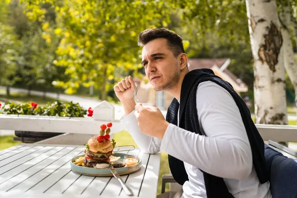 Homme Jeune Homme Caucasien Adulte Assis Table Restaurant Terrasse Extérieure — Photo