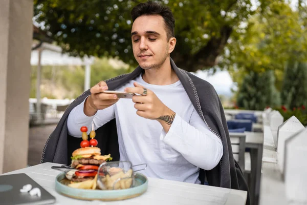 Man Kaukasisk Man Sitter Terrassen Restaurangen Med Mobiltelefon För Att — Stockfoto