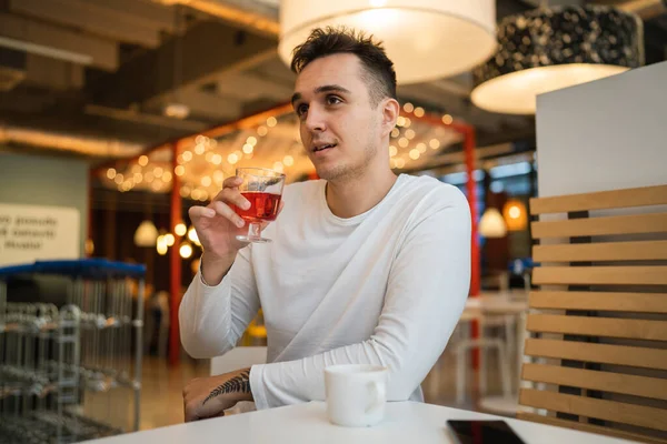 Man Ung Vuxen Kaukasisk Hane Sitta Ensam Vid Bordet Café — Stockfoto